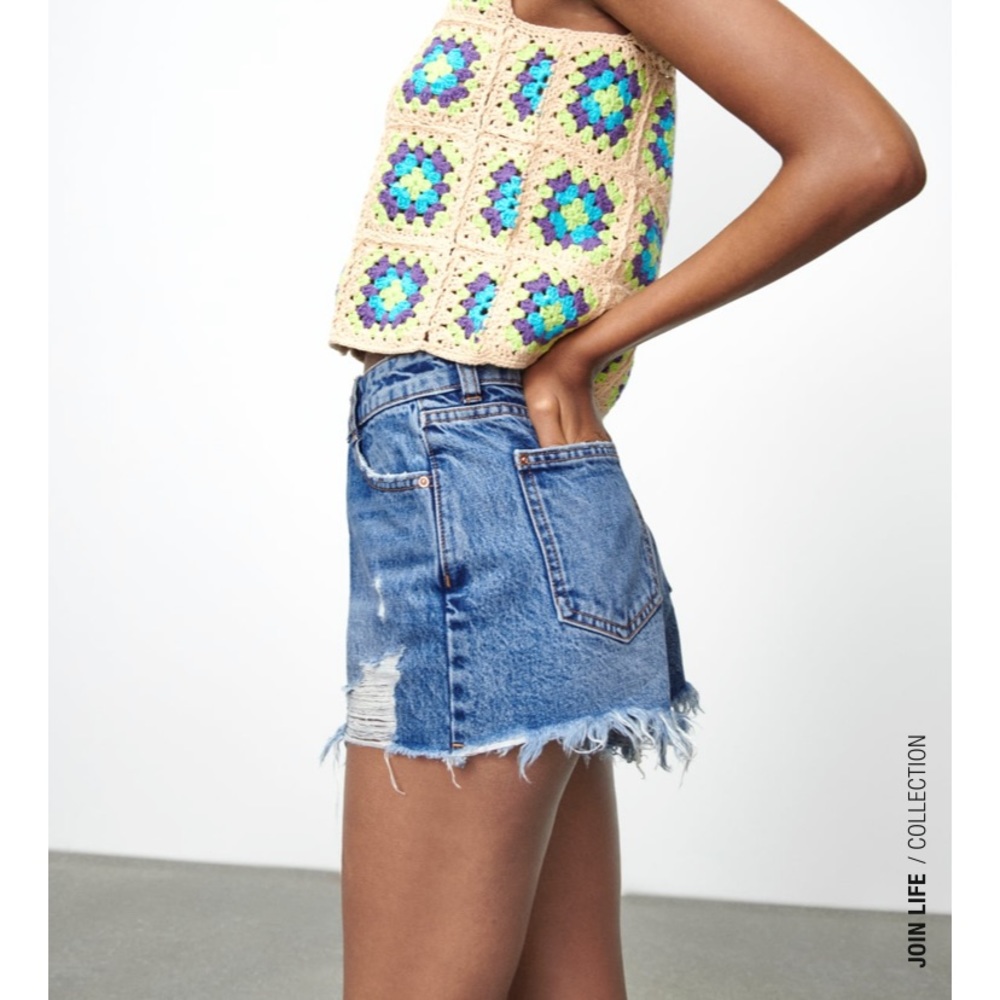 ZARA MID RISE RIPPED DENIM SHORTS - Picture 4 of 6